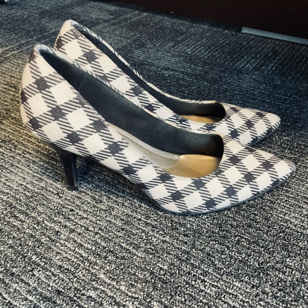 Comfort Plus by Predictions Black and White Kitten Heels